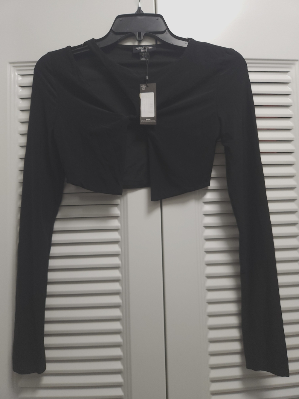 PrettyLittleThing Black Slinky Twist Front Split Crop Top – Size 4 – NWT